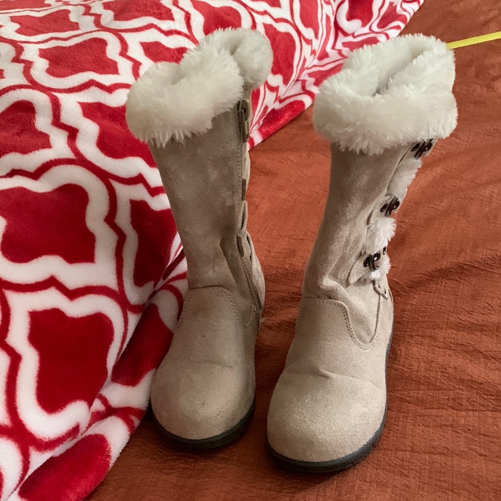 Girl toddler size 9 boots, tan color in very good condition.